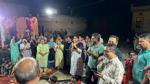10 कैथल। गणपति बप्पा के साथ इंदू खट्टर। स्वयं 10 कैथल। गणपति बप्पा के साथ इंदू खट्टर। स्वयं