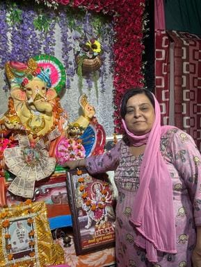 10 कैथल। गणपति बप्पा के साथ इंदू खट्टर। स्वयं 10 कैथल। गणपति बप्पा के साथ इंदू खट्टर। स्वयं