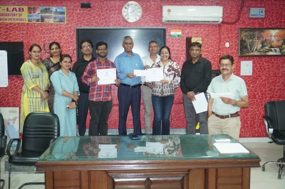 28 कैथल। राजकीय महाविद्यालय में प्रदर्शनी का अवलोकन करते प्राचार्य डॉ. मनोज कुमार भांबू। संस्था