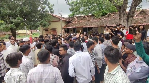 इस झांकी पर मचा बवाल