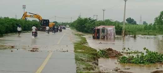 अंबाला-हिसार बायपास पर डंगडेहरी कट के पास पानी के तेज बहाव में पलटा ट्रक। स्त्रोत