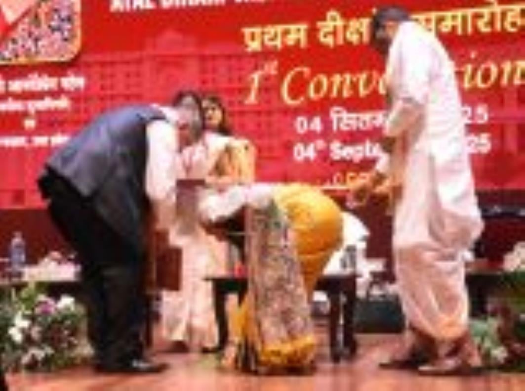 अटल बिहारी वाजपेई मेडिकल यूनिवर्सिटी में प्रथम दीक्षांत समारोह में मौजूद राज्यपाल आनंदी बेन पटे अटल बिहारी वाजपेई मेडिकल यूनिवर्सिटी में प्रथम दीक्षांत समारोह में मौजूद राज्यपाल आनंदी बेन पटे