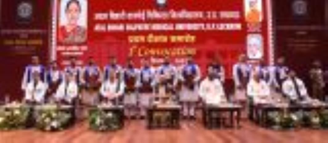 अटल बिहारी वाजपेई मेडिकल यूनिवर्सिटी में प्रथम दीक्षांत समारोह में मौजूद राज्यपाल आनंदी बेन पटे अटल बिहारी वाजपेई मेडिकल यूनिवर्सिटी में प्रथम दीक्षांत समारोह में मौजूद राज्यपाल आनंदी बेन पटे