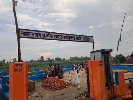 बाबरी के गांव बंतीखेड़ा में बनाए गए आंबेडकर पार्क को लेकर हुए विवाद में पहुंची पुलिस। संवाद बाबरी के गांव बंतीखेड़ा में बनाए गए आंबेडकर पार्क को लेकर हुए विवाद में पहुंची पुलिस। संवाद