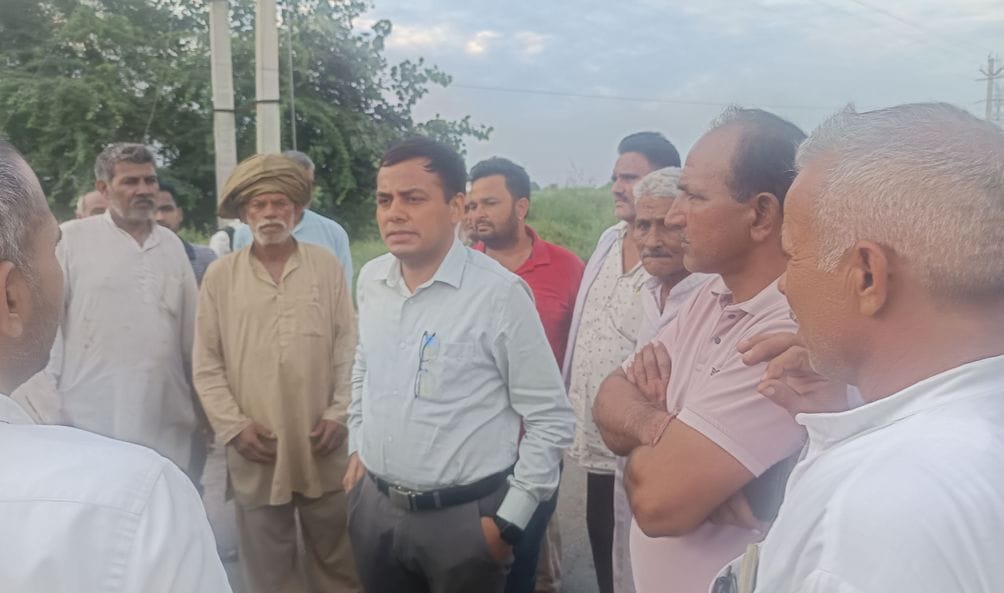 बहलबा माइनर में छोड़ा गया पानी दिखाते महम के लोग। संवाद बहलबा माइनर में छोड़ा गया पानी दिखाते महम के लोग। संवाद