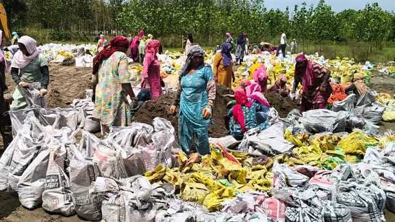 भूमि कटाव को रोकने के लिए मिट्टी के कट्टे भरते मजदूर। संवाद भूमि कटाव को रोकने के लिए मिट्टी के कट्टे भरते मजदूर। संवाद