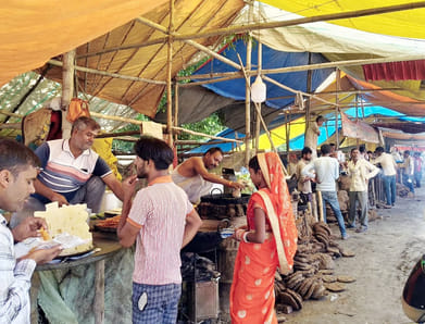 बिल्सी के देवछठ मेले में खिलौना खरीदते बच्चे। संवाद बिल्सी के देवछठ मेले में खिलौना खरीदते बच्चे। संवाद