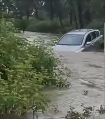 ऐसे बह गई कार