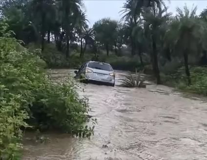 ऐसे बह गई कार