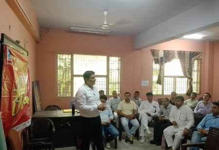 डायट कार्यालय में आयोजित संवाद कार्यक्रम में जानकारी देते अध्यापक विनय। संवाद डायट कार्यालय में आयोजित संवाद कार्यक्रम में जानकारी देते अध्यापक विनय। संवाद