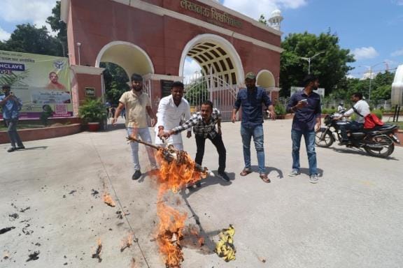 एबीवीपी लखनऊ महानगर के दर्जनों कार्यकर्ताओं ने हजरतगंज स्थित अटल चौक पर विरोध जताया। 