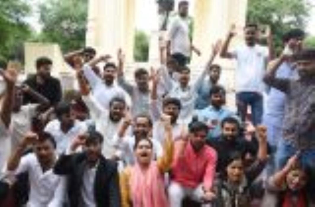 एबीवीपी लखनऊ महानगर के दर्जनों कार्यकर्ताओं ने हजरतगंज स्थित अटल चौक पर विरोध जताया। 