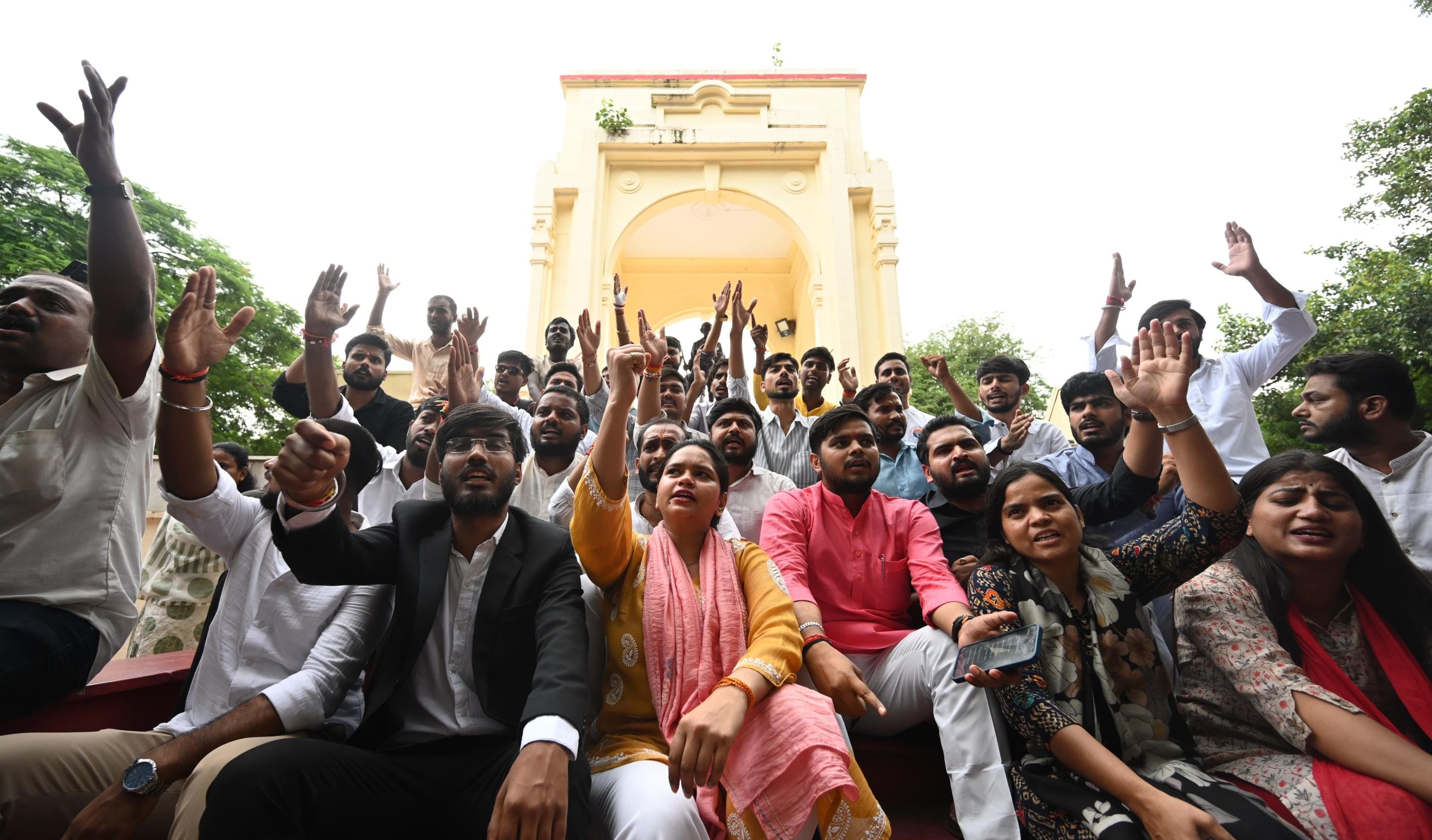 एबीवीपी लखनऊ महानगर के दर्जनों कार्यकर्ताओं ने हजरतगंज स्थित अटल चौक पर विरोध जताया। 