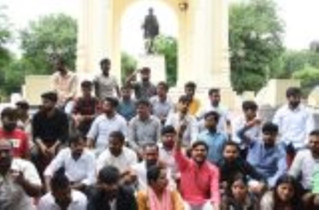 एबीवीपी लखनऊ महानगर के दर्जनों कार्यकर्ताओं ने हजरतगंज स्थित अटल चौक पर विरोध जताया। 