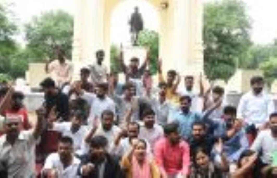 एबीवीपी लखनऊ महानगर के दर्जनों कार्यकर्ताओं ने हजरतगंज स्थित अटल चौक पर विरोध जताया। 