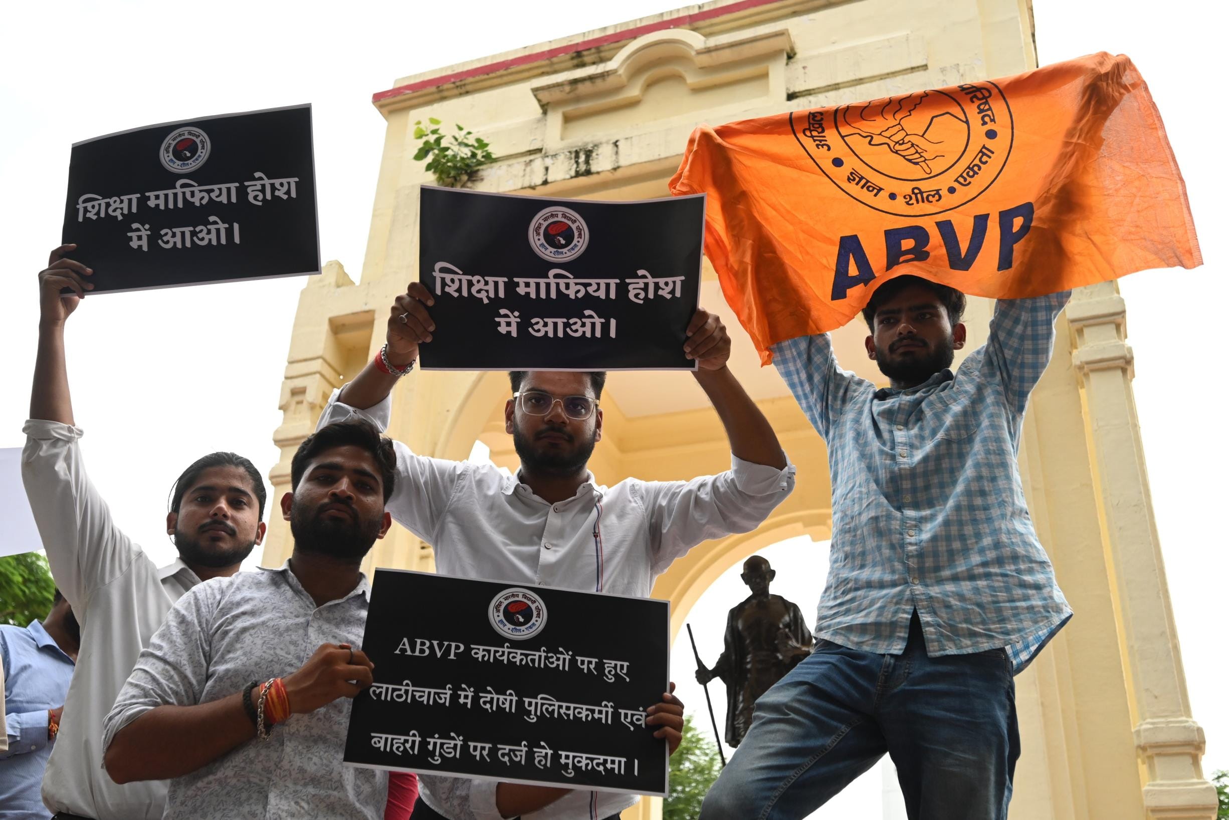 एबीवीपी लखनऊ महानगर के दर्जनों कार्यकर्ताओं ने हजरतगंज स्थित अटल चौक पर विरोध जताया। 