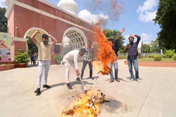 एबीवीपी लखनऊ महानगर के दर्जनों कार्यकर्ताओं ने हजरतगंज स्थित अटल चौक पर विरोध जताया। 