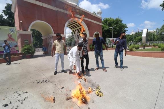 एबीवीपी लखनऊ महानगर के दर्जनों कार्यकर्ताओं ने हजरतगंज स्थित अटल चौक पर विरोध जताया। 