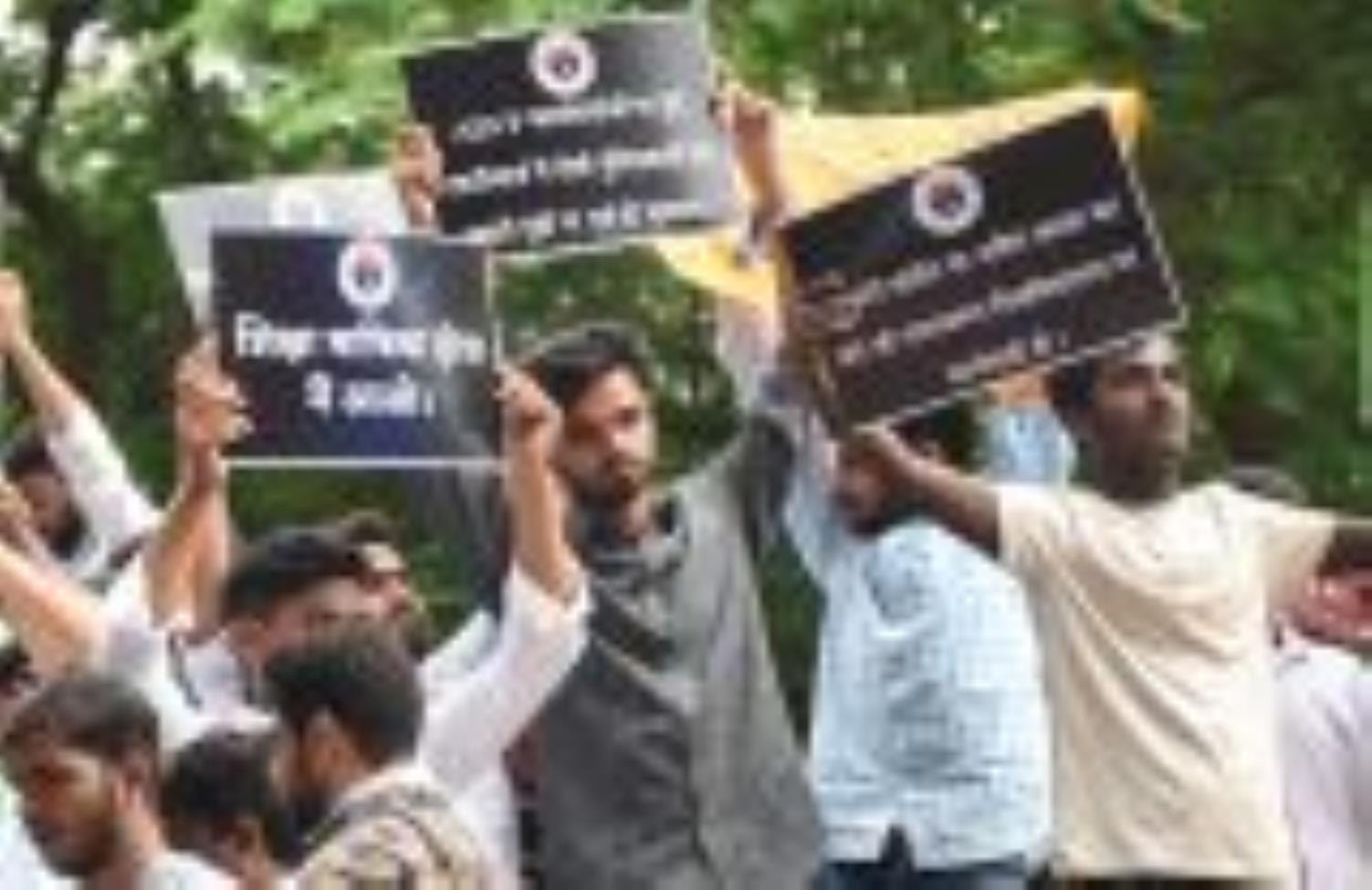 एबीवीपी लखनऊ महानगर के दर्जनों कार्यकर्ताओं ने हजरतगंज स्थित अटल चौक पर विरोध जताया। 