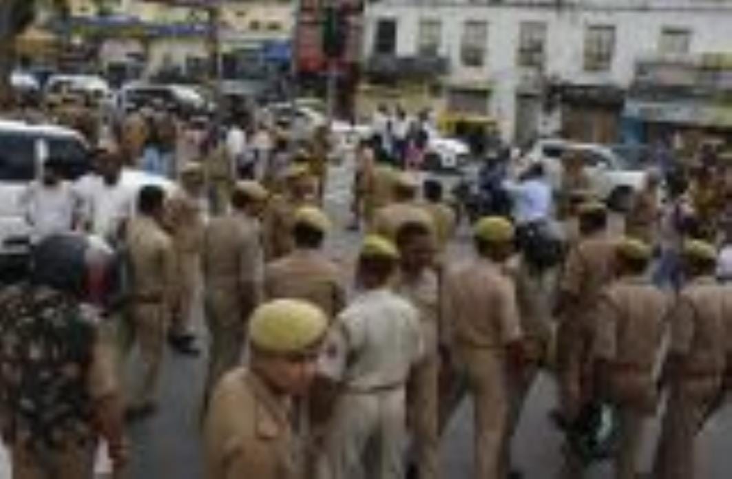 एबीवीपी लखनऊ महानगर के दर्जनों कार्यकर्ताओं ने हजरतगंज स्थित अटल चौक पर विरोध जताया। 