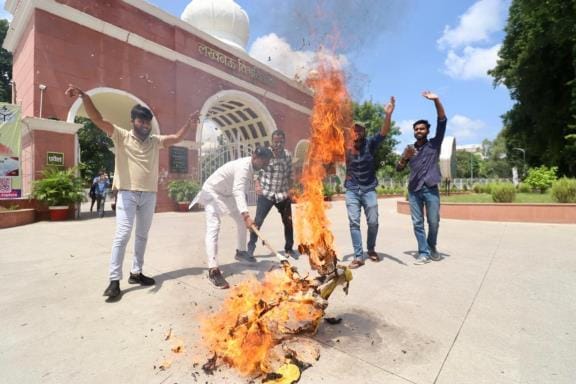 एबीवीपी लखनऊ महानगर के दर्जनों कार्यकर्ताओं ने हजरतगंज स्थित अटल चौक पर विरोध जताया। 