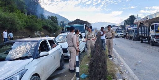 एनएच खुलने के बाद झलोगी के निकलते वाहन। संवाद एनएच खुलने के बाद झलोगी के निकलते वाहन। संवाद