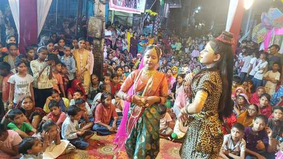 फोटो 04 एचएएमपी 08 शहर के गौरादेवी में राधा-कृष्ण के रूप में नृत्य करते कलाकार। संवाद फोटो 04 एचएएमपी 08 शहर के गौरादेवी में राधा-कृष्ण के रूप में नृत्य करते कलाकार। संवाद