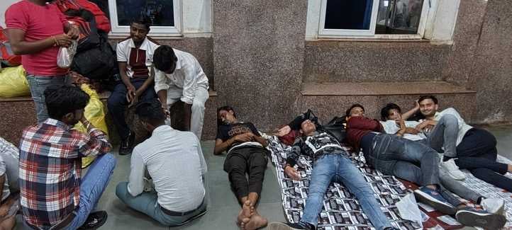 फोटो 22:::रेलवे स्टेशन पर बाहर से आने वाले छात्रों के लिए बनी गई हेल्प डेस्क। संवाद फोटो 22:::रेलवे स्टेशन पर बाहर से आने वाले छात्रों के लिए बनी गई हेल्प डेस्क। संवाद