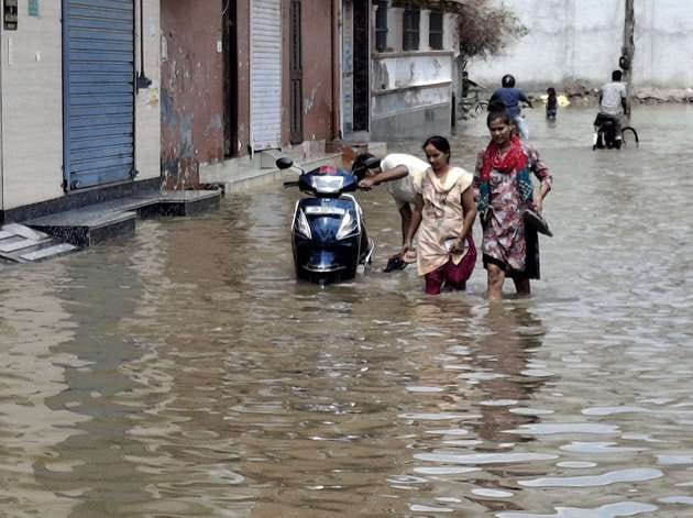 -फोटो 67 : विवेकानंद नगर में मुंगेशपुर ड्रेन ओवरफ्लो होने के बाद भरा पानी। संवाद -फोटो 67 : विवेकानंद नगर में मुंगेशपुर ड्रेन ओवरफ्लो होने के बाद भरा पानी। संवाद