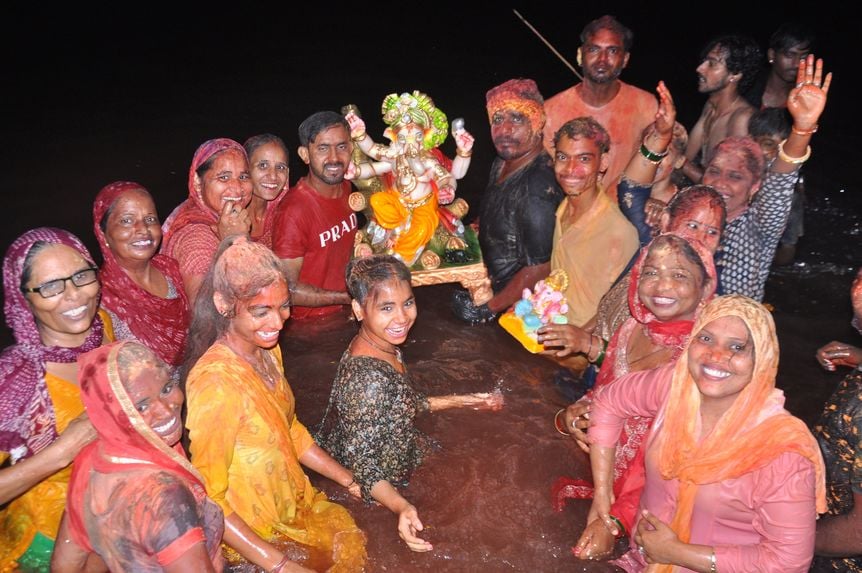 गोकर्ण डेरे पर गणपति बप्पा के विसर्जन के दौरान मस्ती में झुमती नाचती महिलाएं। संवाद गोकर्ण डेरे पर गणपति बप्पा के विसर्जन के दौरान मस्ती में झुमती नाचती महिलाएं। संवाद