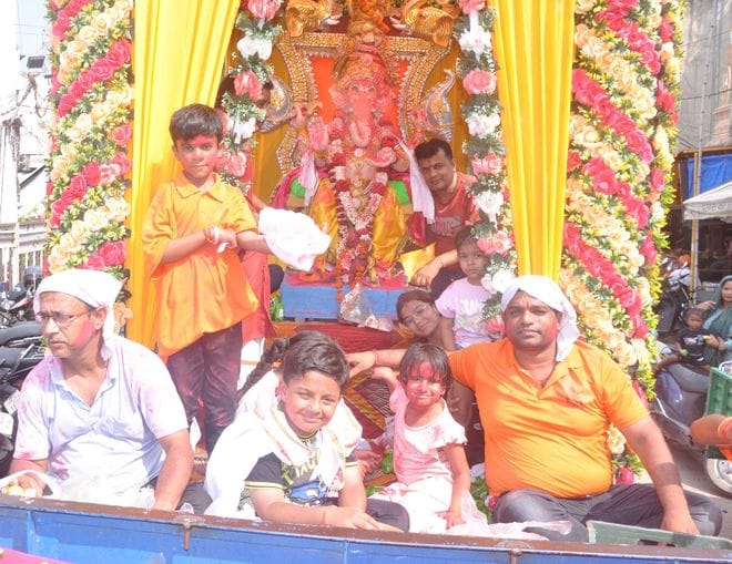गोकर्ण डेरे पर गणपति बप्पा के विसर्जन के दौरान मस्ती में झुमती नाचती महिलाएं। संवाद गोकर्ण डेरे पर गणपति बप्पा के विसर्जन के दौरान मस्ती में झुमती नाचती महिलाएं। संवाद