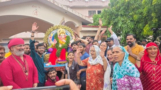 गोकर्ण डेरे पर गणपति बप्पा के विसर्जन के दौरान मस्ती में झुमती नाचती महिलाएं। संवाद गोकर्ण डेरे पर गणपति बप्पा के विसर्जन के दौरान मस्ती में झुमती नाचती महिलाएं। संवाद