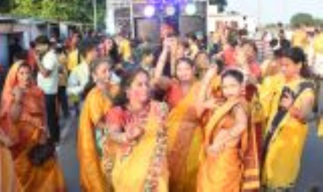 गोमती के घाटों पर गणपति बप्पा की प्रतिमाओं के विसर्जन देर शाम तक होता रहा। गोमती के घाटों पर गणपति बप्पा की प्रतिमाओं के विसर्जन देर शाम तक होता रहा।
