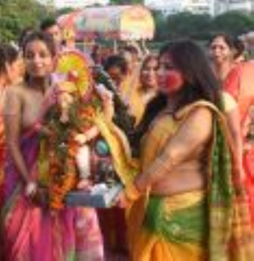 गोमती के घाटों पर गणपति बप्पा की प्रतिमाओं के विसर्जन देर शाम तक होता रहा। गोमती के घाटों पर गणपति बप्पा की प्रतिमाओं के विसर्जन देर शाम तक होता रहा।