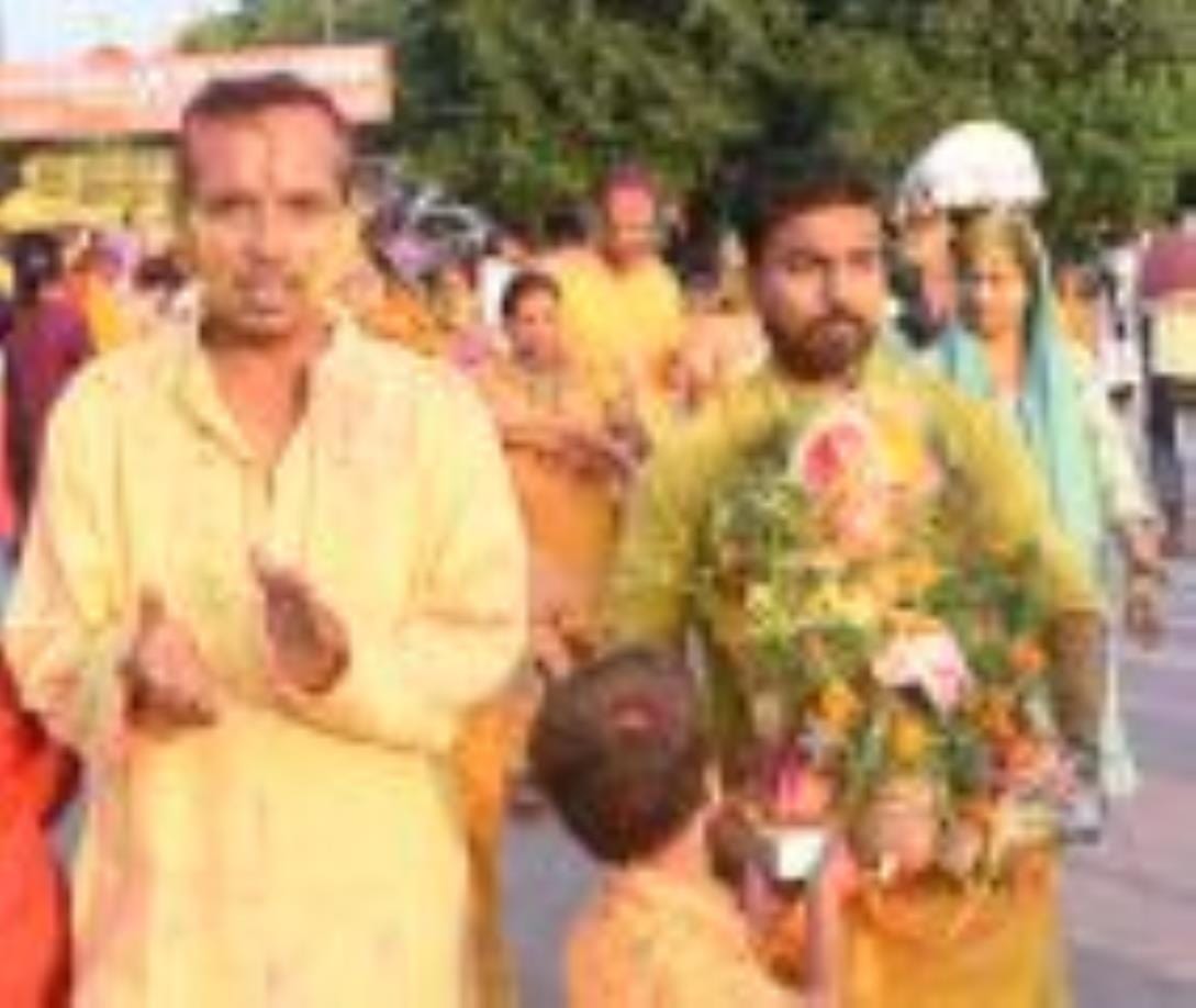 गोमती के घाटों पर गणपति बप्पा की प्रतिमाओं के विसर्जन देर शाम तक होता रहा। गोमती के घाटों पर गणपति बप्पा की प्रतिमाओं के विसर्जन देर शाम तक होता रहा।