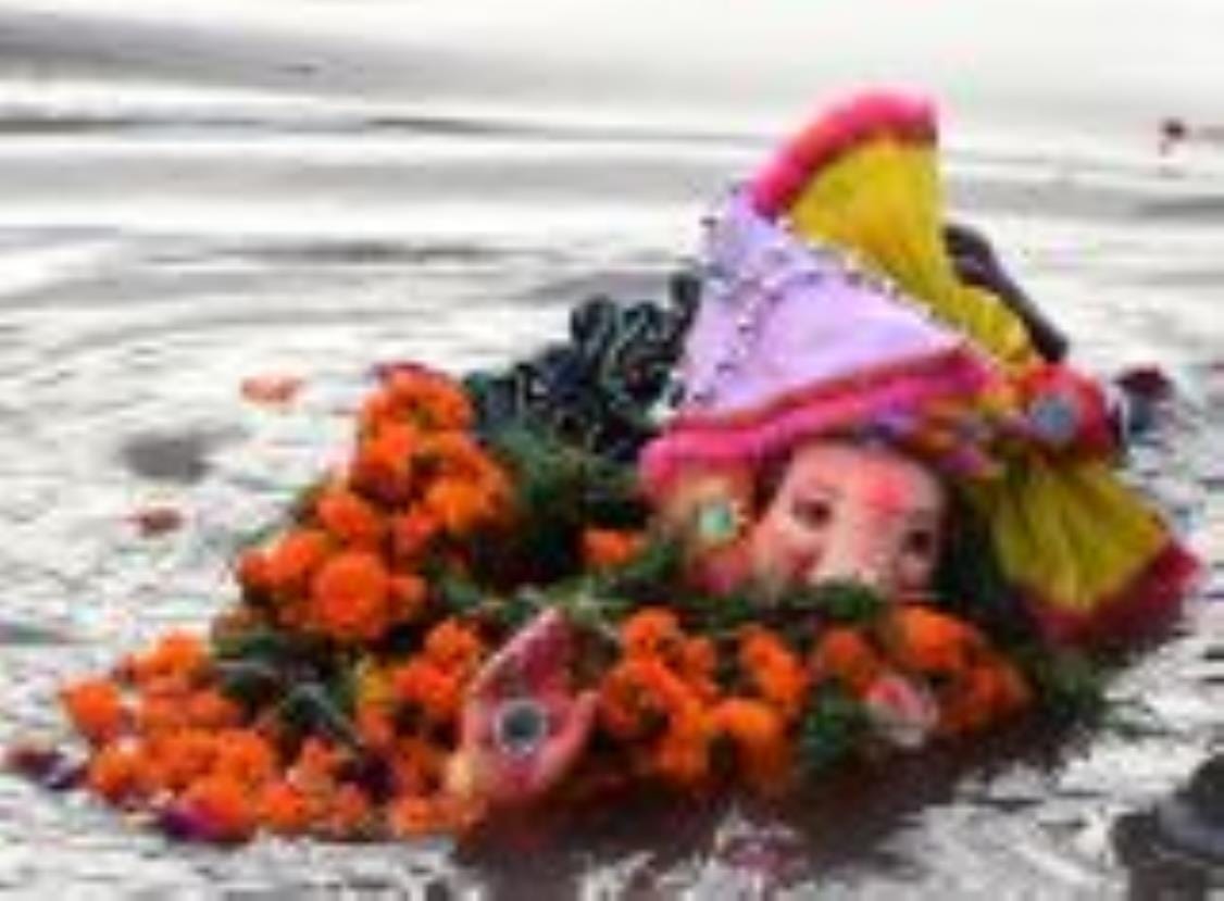 गोमती के घाटों पर गणपति बप्पा की प्रतिमाओं के विसर्जन देर शाम तक होता रहा। गोमती के घाटों पर गणपति बप्पा की प्रतिमाओं के विसर्जन देर शाम तक होता रहा।