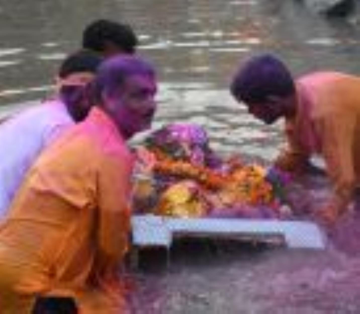 गोमती के घाटों पर गणपति बप्पा की प्रतिमाओं के विसर्जन देर शाम तक होता रहा। गोमती के घाटों पर गणपति बप्पा की प्रतिमाओं के विसर्जन देर शाम तक होता रहा।