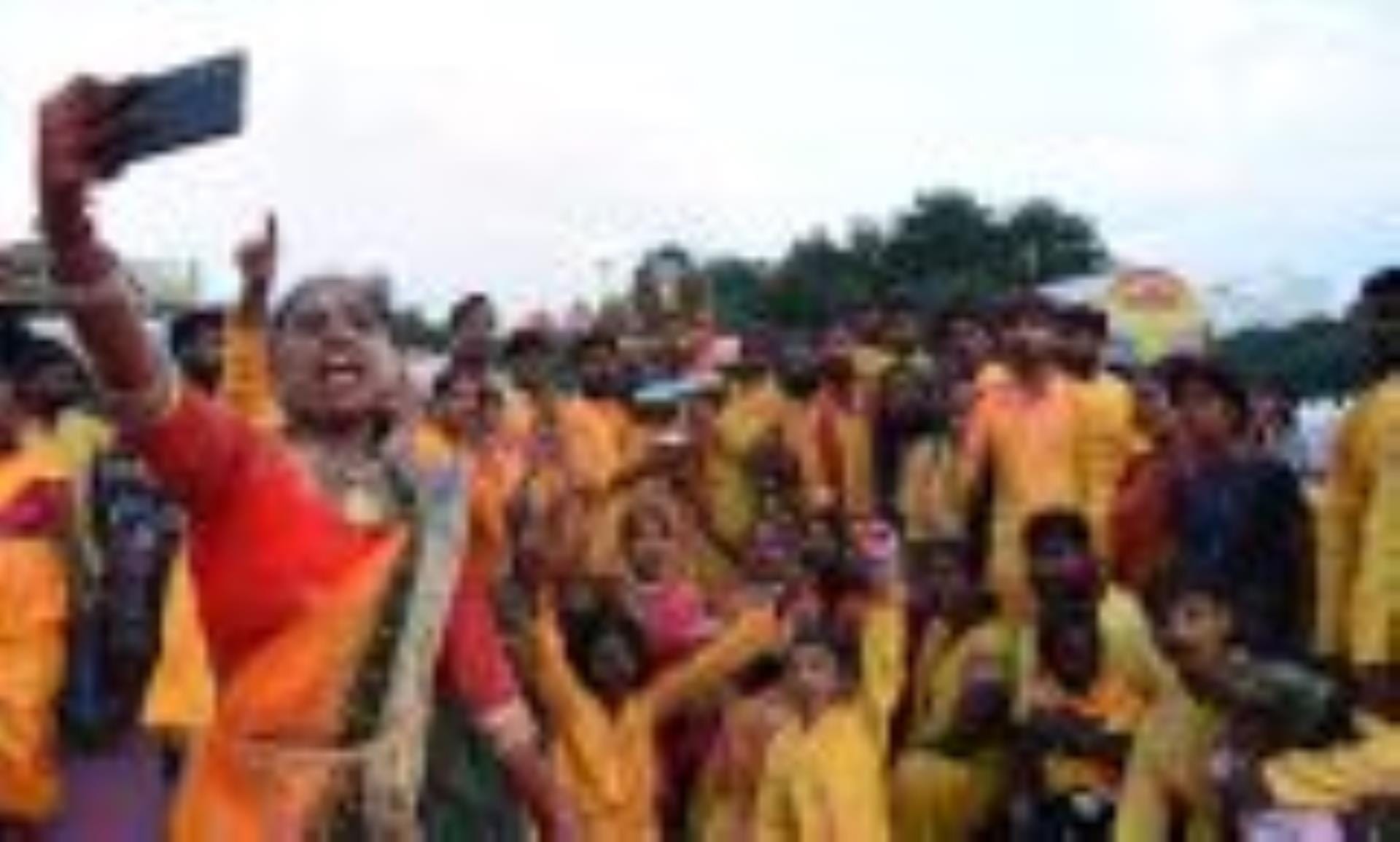 गोमती के घाटों पर गणपति बप्पा की प्रतिमाओं के विसर्जन देर शाम तक होता रहा। गोमती के घाटों पर गणपति बप्पा की प्रतिमाओं के विसर्जन देर शाम तक होता रहा।