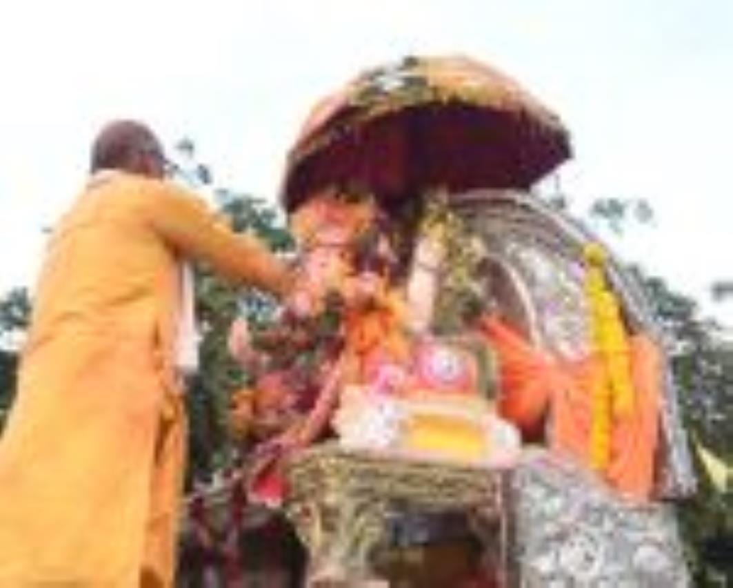 गोमती के घाटों पर गणपति बप्पा की प्रतिमाओं के विसर्जन देर शाम तक होता रहा। गोमती के घाटों पर गणपति बप्पा की प्रतिमाओं के विसर्जन देर शाम तक होता रहा।