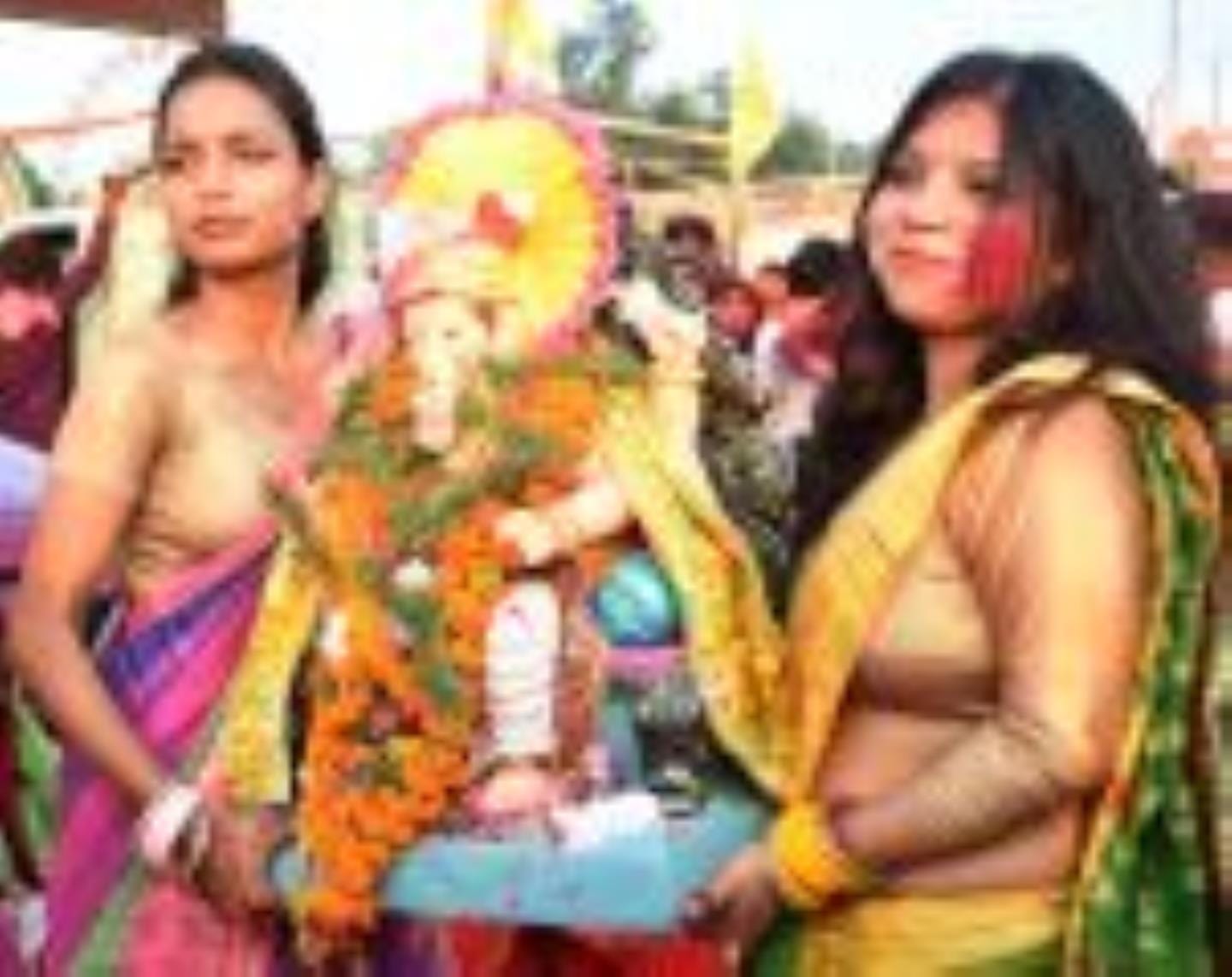गोमती के घाटों पर गणपति बप्पा की प्रतिमाओं के विसर्जन देर शाम तक होता रहा। गोमती के घाटों पर गणपति बप्पा की प्रतिमाओं के विसर्जन देर शाम तक होता रहा।