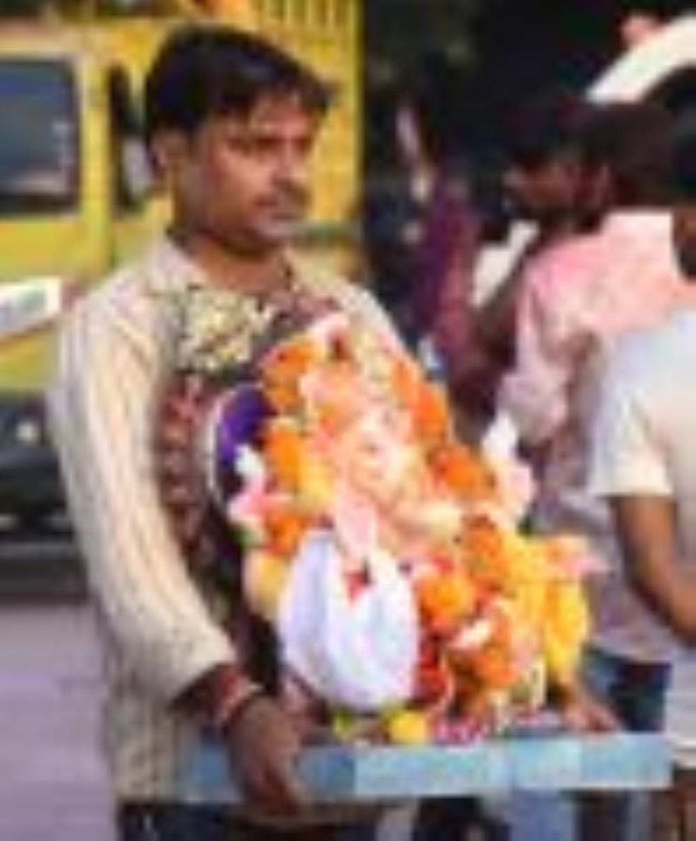 गोमती के घाटों पर गणपति बप्पा की प्रतिमाओं के विसर्जन देर शाम तक होता रहा। गोमती के घाटों पर गणपति बप्पा की प्रतिमाओं के विसर्जन देर शाम तक होता रहा।