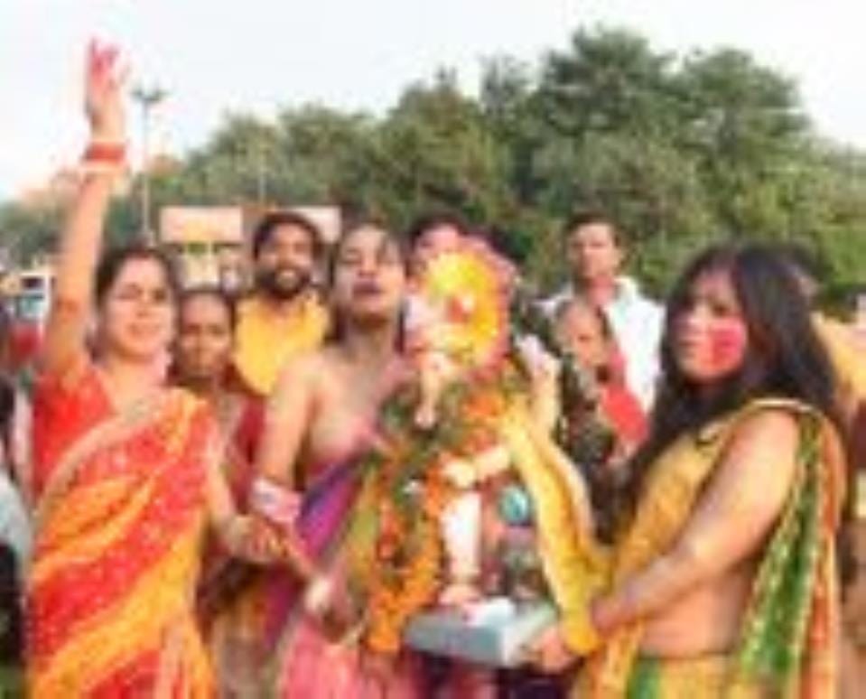 गोमती के घाटों पर गणपति बप्पा की प्रतिमाओं के विसर्जन देर शाम तक होता रहा। गोमती के घाटों पर गणपति बप्पा की प्रतिमाओं के विसर्जन देर शाम तक होता रहा।