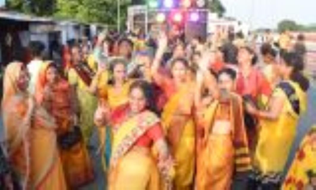 गोमती के घाटों पर गणपति बप्पा की प्रतिमाओं के विसर्जन देर शाम तक होता रहा। गोमती के घाटों पर गणपति बप्पा की प्रतिमाओं के विसर्जन देर शाम तक होता रहा।