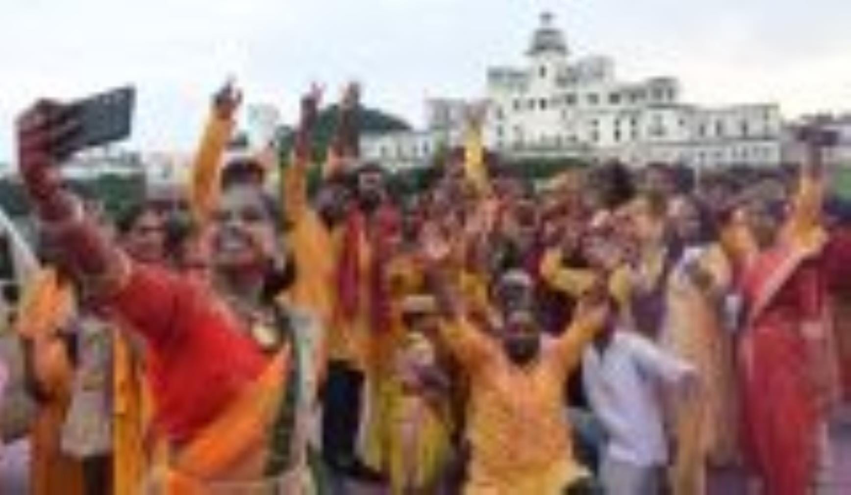 गोमती के घाटों पर गणपति बप्पा की प्रतिमाओं के विसर्जन देर शाम तक होता रहा। गोमती के घाटों पर गणपति बप्पा की प्रतिमाओं के विसर्जन देर शाम तक होता रहा।