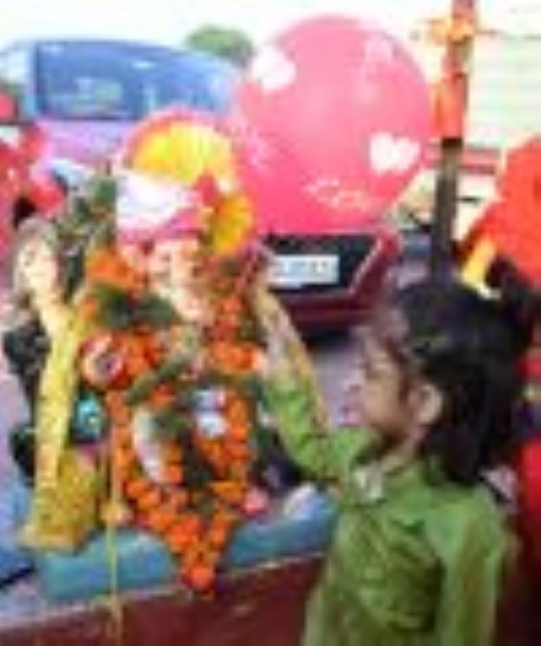 गोमती के घाटों पर गणपति बप्पा की प्रतिमाओं के विसर्जन देर शाम तक होता रहा। गोमती के घाटों पर गणपति बप्पा की प्रतिमाओं के विसर्जन देर शाम तक होता रहा।