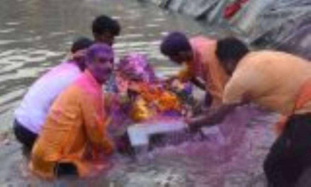गोमती के घाटों पर गणपति बप्पा की प्रतिमाओं के विसर्जन देर शाम तक होता रहा। गोमती के घाटों पर गणपति बप्पा की प्रतिमाओं के विसर्जन देर शाम तक होता रहा।