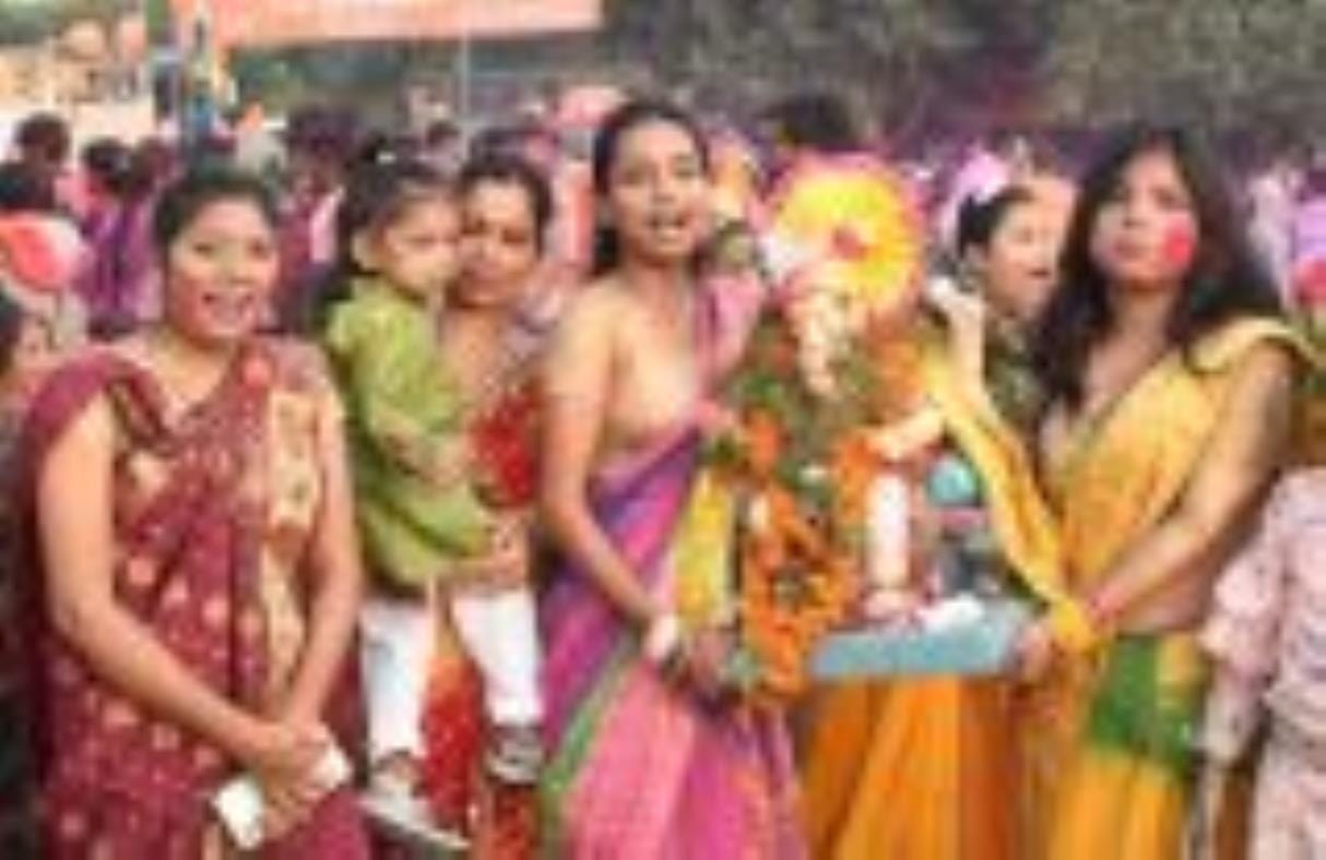 गोमती के घाटों पर गणपति बप्पा की प्रतिमाओं के विसर्जन देर शाम तक होता रहा। गोमती के घाटों पर गणपति बप्पा की प्रतिमाओं के विसर्जन देर शाम तक होता रहा।