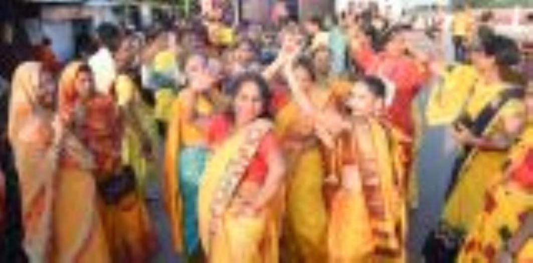गोमती के घाटों पर गणपति बप्पा की प्रतिमाओं के विसर्जन देर शाम तक होता रहा। गोमती के घाटों पर गणपति बप्पा की प्रतिमाओं के विसर्जन देर शाम तक होता रहा।