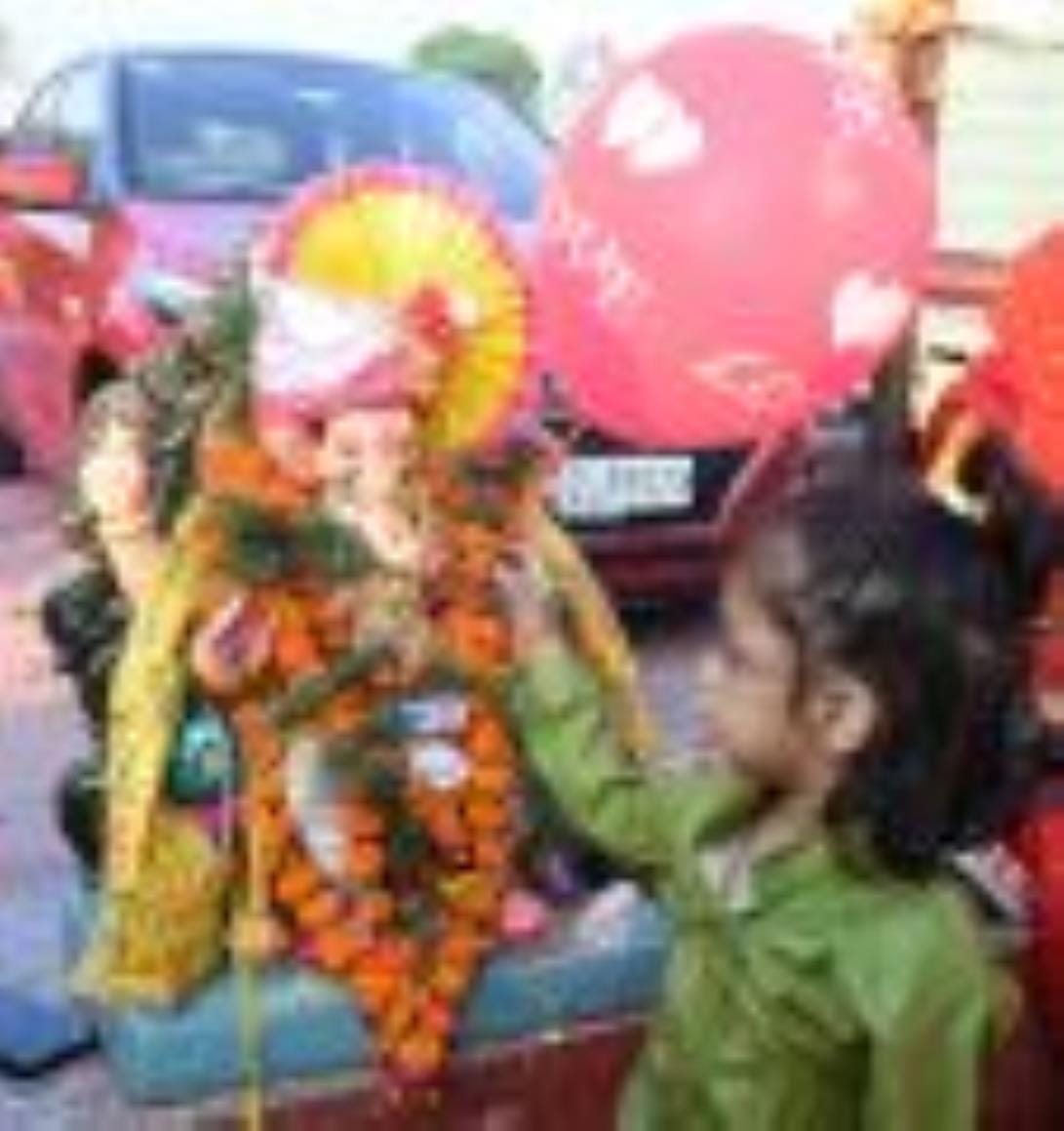 गोमती के घाटों पर गणपति बप्पा की प्रतिमाओं के विसर्जन देर शाम तक होता रहा। गोमती के घाटों पर गणपति बप्पा की प्रतिमाओं के विसर्जन देर शाम तक होता रहा।