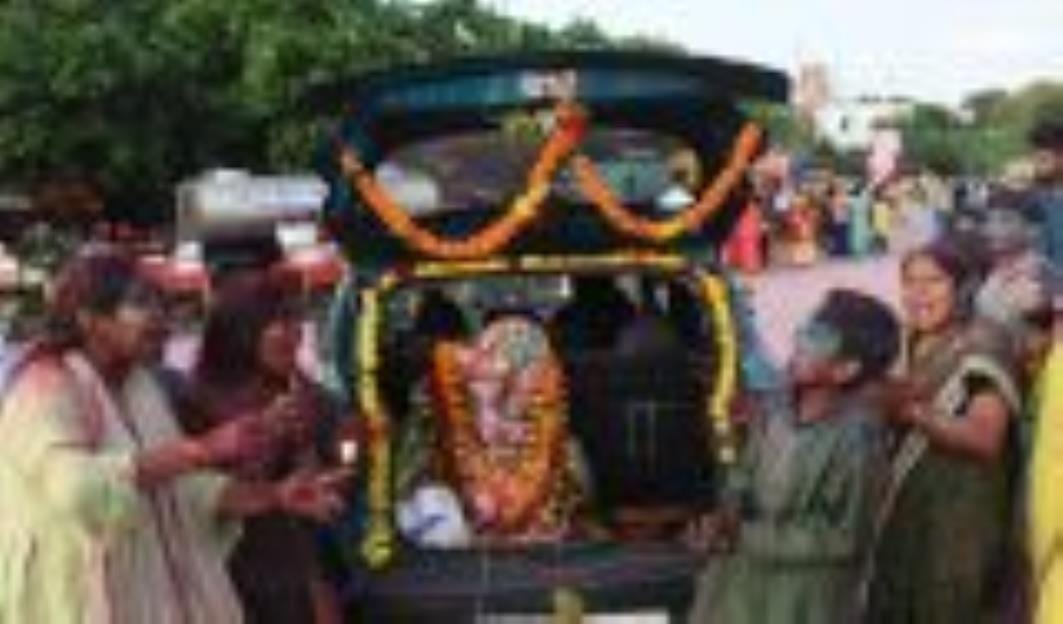 गोमती के घाटों पर गणपति बप्पा की प्रतिमाओं के विसर्जन देर शाम तक होता रहा। गोमती के घाटों पर गणपति बप्पा की प्रतिमाओं के विसर्जन देर शाम तक होता रहा।